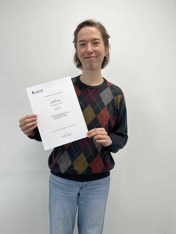 Portraitphoto von Magdalena Löffler mit Teilnahmebestätigung