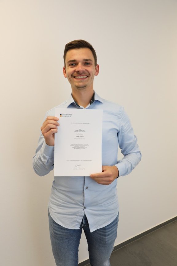 Porträt von Jonas Dreher mit Bestätigung