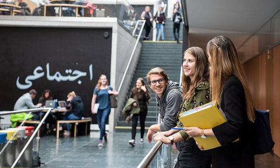 Studierende beim Diskutieren