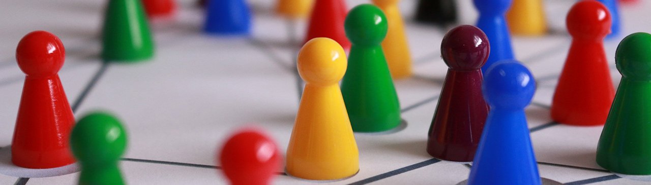 Spielfiguren auf einem Spielfeld