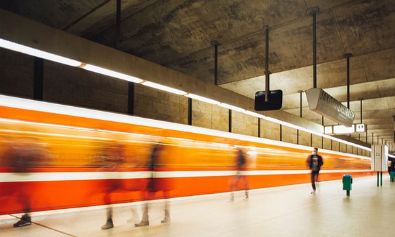 Langbelichtete Aufnahme eines Zugs, der durch einen Bahnhof fährt
