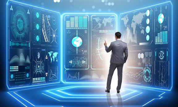 Geschäftsmann bedient Panels in einem virtuellen Raum