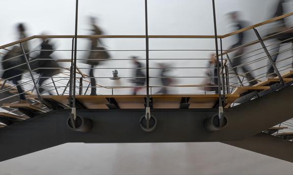 Langzeitbelichtete Aufnahme von Fußgängern auf Treppen