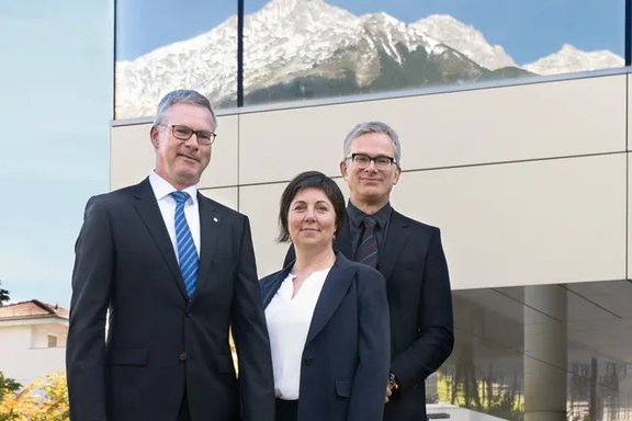 Dekan Huppertz, Studienbeauftrage Koschak & Studiendekan Müller stehen vor dem CCB