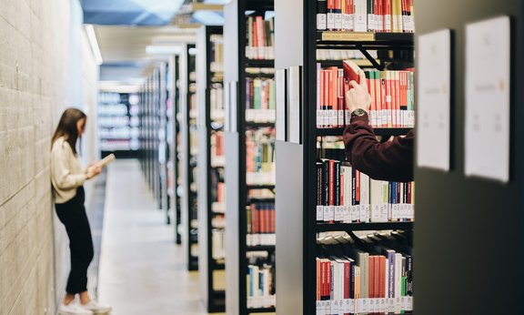 Studierende sind im Freihandbereich der Hauptbibliothek zu sehen.