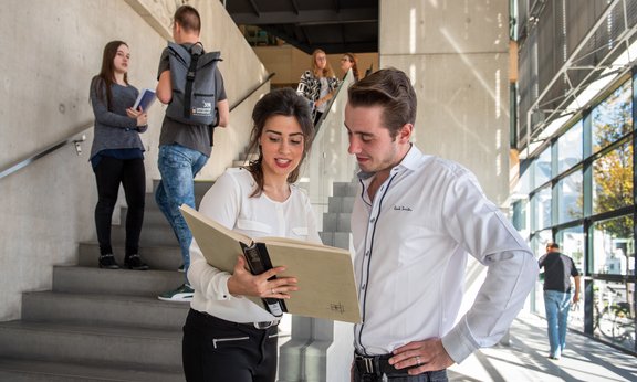 Studierende im Atrium