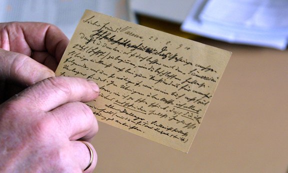 Finger zeigt auf alte Handschrift