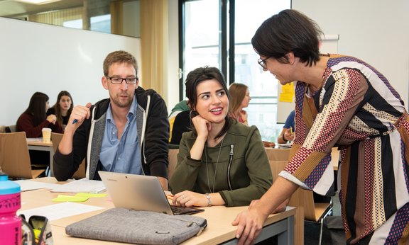Studierende werden von einer anderen Studierenden beraten